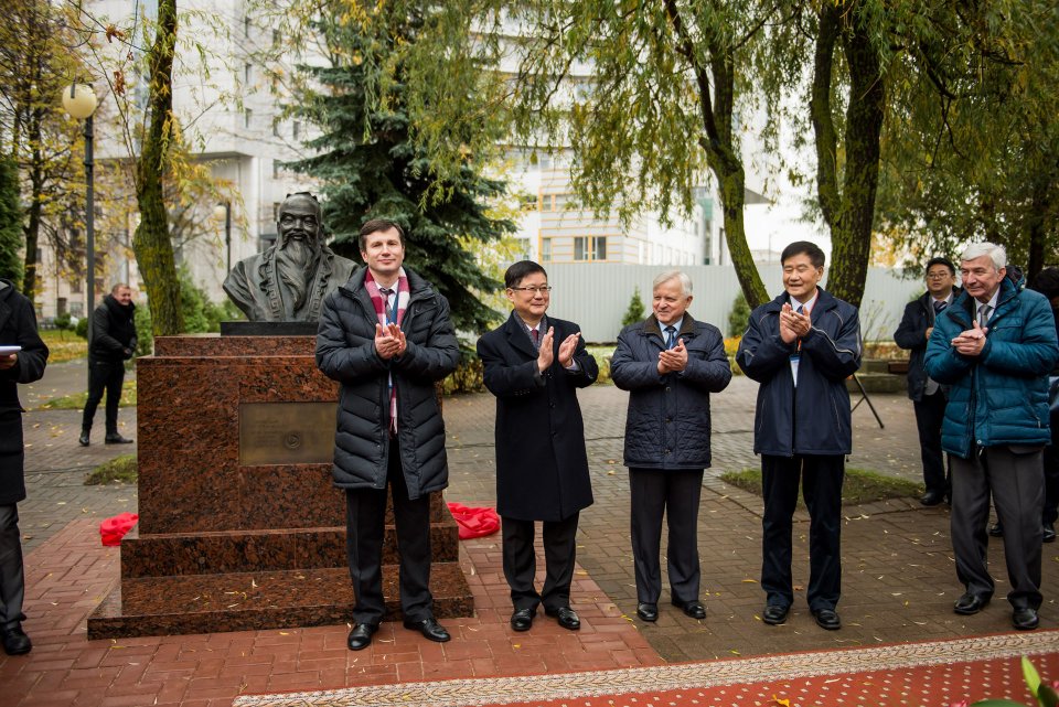 Открытие бюста Конфуция